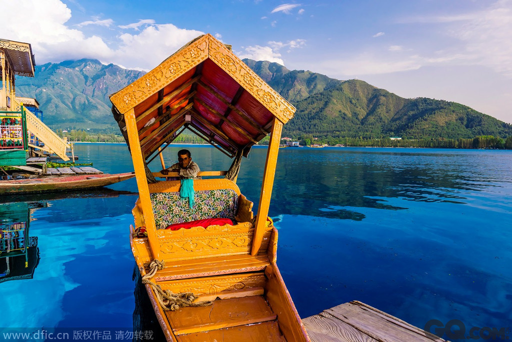 TOP9 穷游印度。图为印度克什米尔，达尔湖上的小船。印度以其特有的神秘感吸引着众多游人。