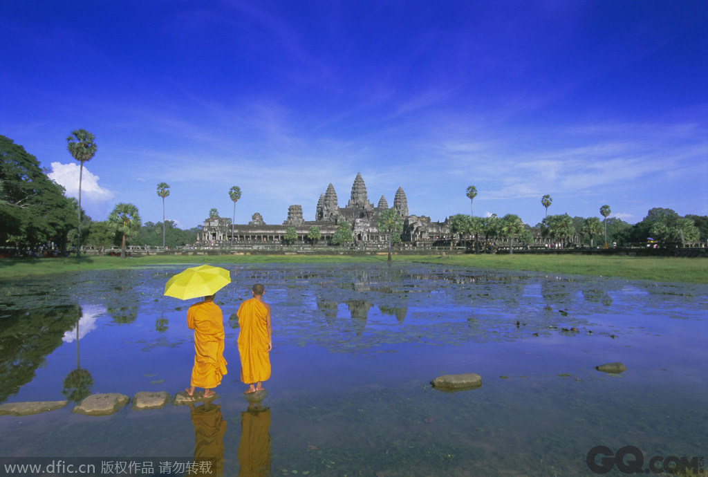 TOP6 柬埔寨。柬埔寨是一个既静谧，又古老的国度。图为柬埔寨暹粒，僧人站在吴哥窟前。