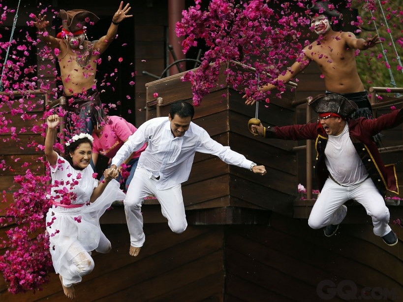 海盗主题婚礼 2014年2月13日，情人节的前夕，三对情侣在泰国的巴真府地区举办了海盗主题婚礼。其中一对情侣还穿着海盗服跳进了小池塘里，扮海盗上瘾！