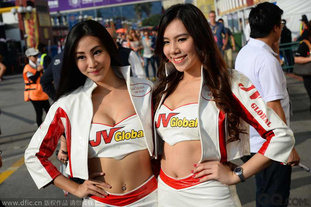 2014年11月16日，中国澳门，为期4天第61届澳门格兰披治大赛车拉开帷幕。各国美女车模穿上帅气车服，秒杀菲林。
