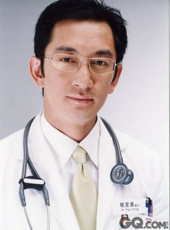 吴启华在《妙手仁心》中的医生扮相，让多少女生一直恋恋不忘，深邃多情的双眸好像多看两眼就会陷进去似的，真是“仁心仁术”的俊俏医生。