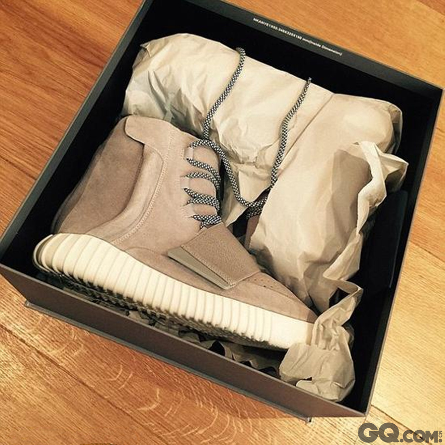 布鲁克林还收到了来自坎耶-韦斯特的礼物——一双运动鞋，为此他也开心地在Instagram上晒照。