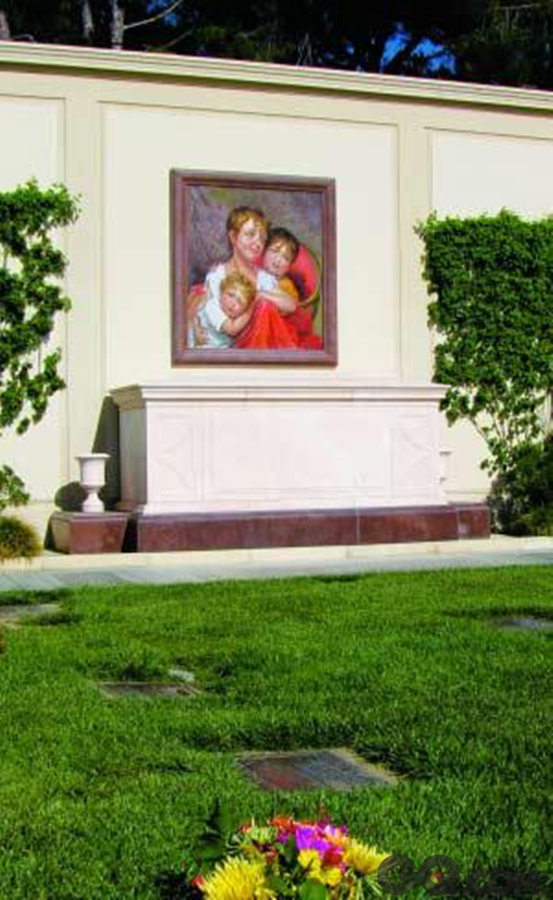 美国加州格兰戴尔的福斯特·劳恩陵园葬有多位名人，包括今年3月23日去世的传奇女星伊丽莎白·泰勒，以及迈克尔·杰克逊、克拉克·盖博等。据报道，杰克 逊的墓室下方竟然还有一个13层密室，里面的情景堪比《颤栗》中的画面，充满了魔幻色彩。杰克逊的陵墓只有拥有钥匙的家人才能进入，每层都藏着秘密。
