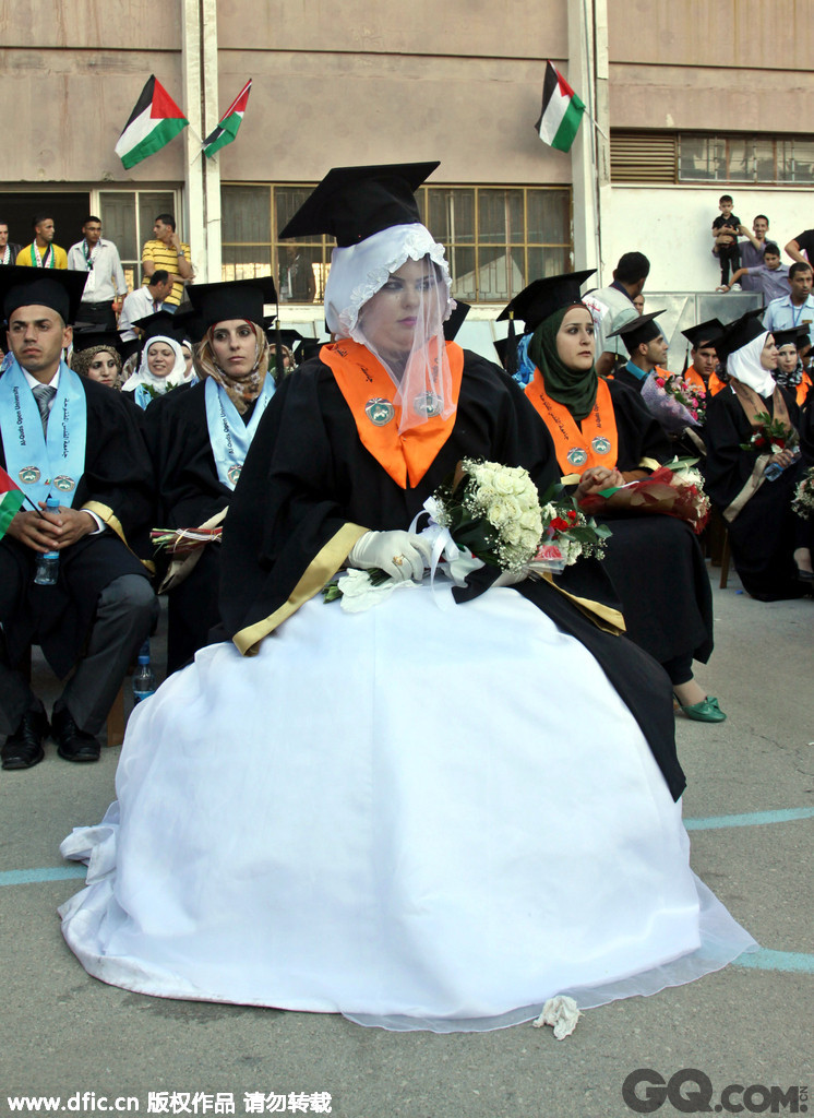 2012年7月16日，约旦河西岸纳布卢斯，巴勒斯坦新娘穿着婚纱参加圣城公开大学的毕业典礼。 