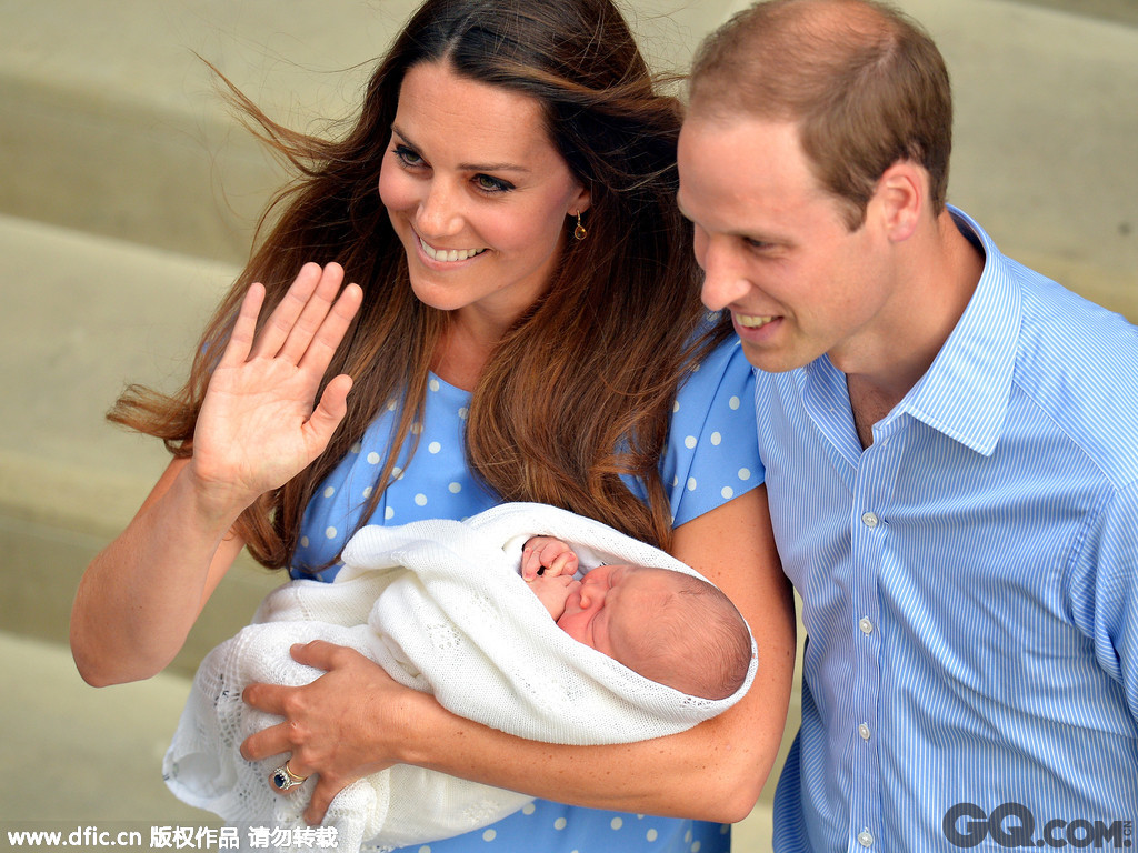 2013年7月23日，英国伦敦，威廉王子和凯特王妃抱着刚出生的小王子在圣玛丽医院外首次亮相。 