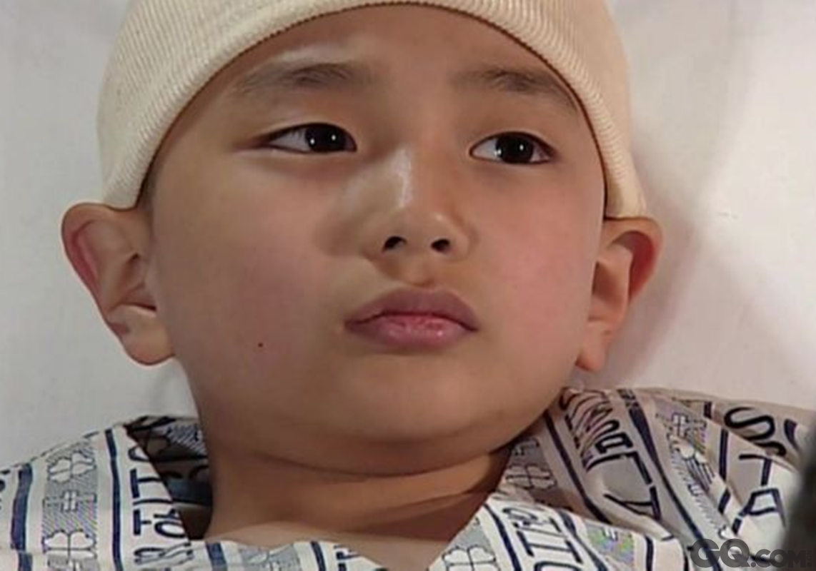 俞承豪，1993年8月17日出生，家中的老二，上有一位姐姐。1999年6岁的俞承豪拍摄LG N016手机广告正式出道，后参演电视剧《刺鱼》，扮演一位白血病患儿，挑战高难度哭戏，赚取了很多观众的眼泪。