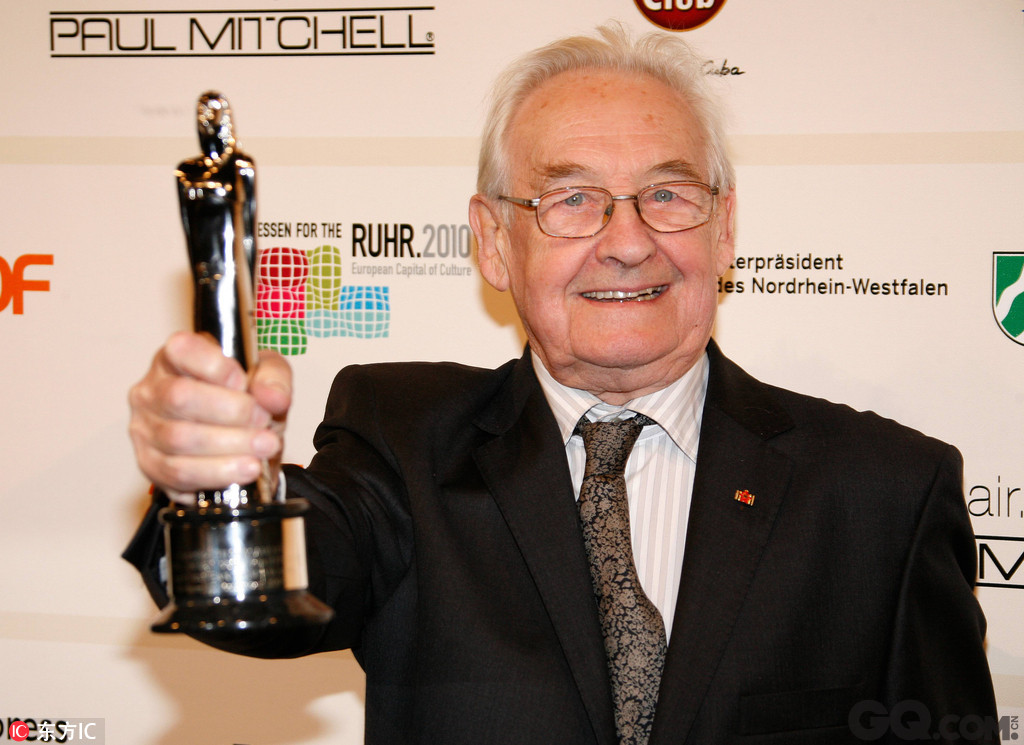 虽然四次提名都未能最终染指小金人，但在2000年，组委会决定将奥斯卡终身成就奖授予这位波兰电影巨匠，以表彰他“五十年来杰出的导演生涯”。