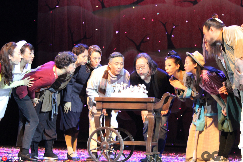 2006年11月18日，赖声川及“表演工作坊”最负盛名的作品《暗恋桃花源》第一次在大陆演出，10年间，该剧巡演了近500场，成为话剧迷必赴的一次“约会”。日前，《暗恋桃花源》（经典版）在上剧场迎来“10岁生日”，黄磊、何炅及回归的袁泉携手出演，带领观众重温经典时光。

