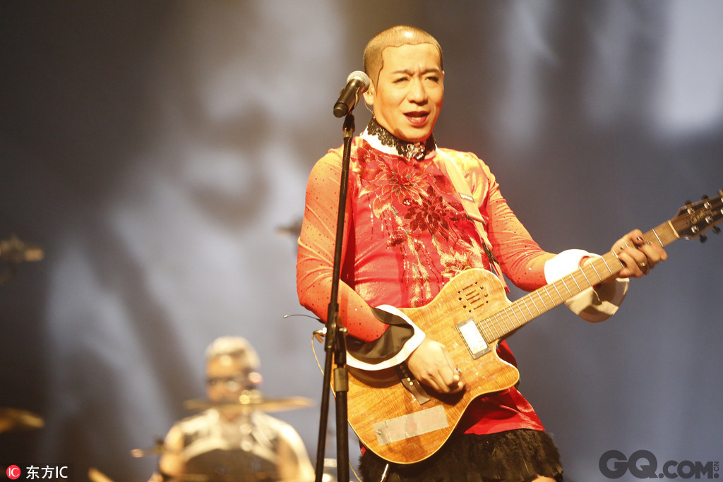 日前，二手玫瑰“千年等一会儿”演唱会在北京举行。演唱会延续了二手玫瑰中国式“艺术摇滚”的视效场景，贡献了《枉凝眉》《白花》《何必西天万里遥》等乐队代表歌曲。
