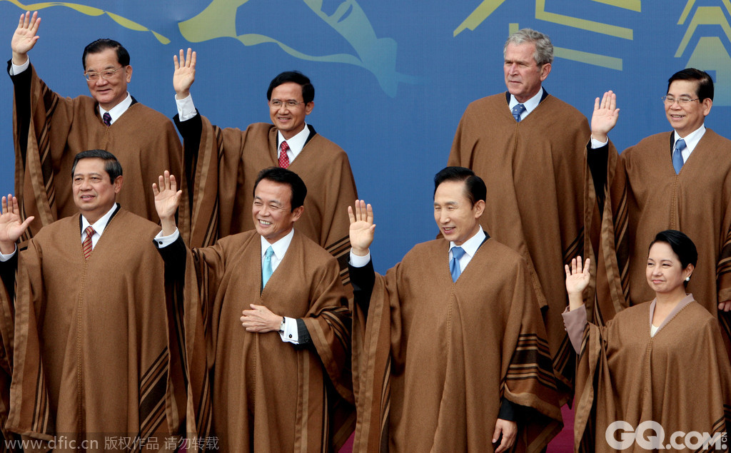 2008年APEC峰会时，各成员领导人在会后身着南美披风合影。