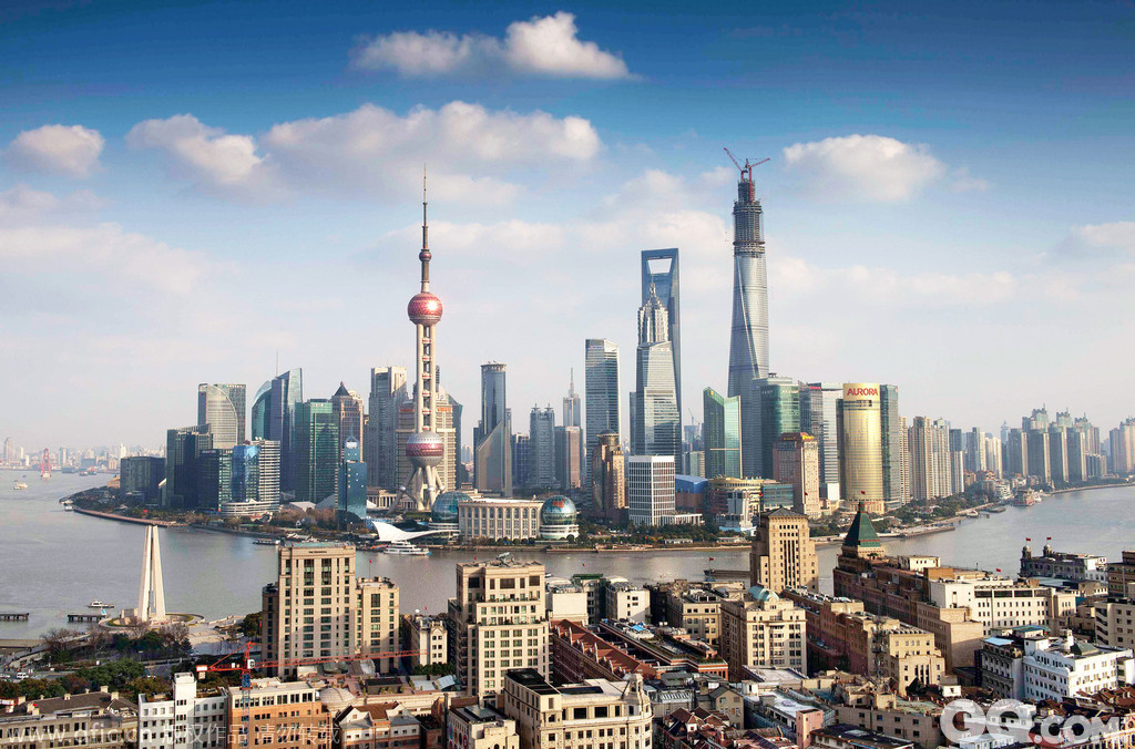 2001年APEC会议在上海。游客在蓝天白云下的上海外滩观光游览。上海空气质量等级为“优”，上空出现了久违的蓝天白云，清新的空气和晴朗的天空给市民带来好心情。
