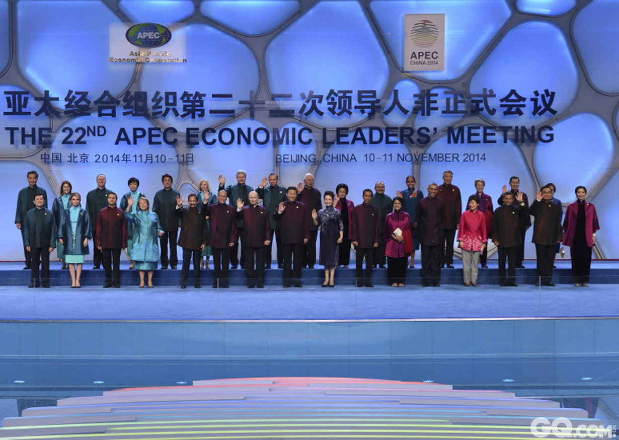 2014年APEC领导人欢迎宴会在北京国家游泳中心“水立方”举行。备受关注的特色中式服装一经亮相就引起了各方关注，好评如潮。此次APEC领导人服装设计以低调、内敛、不奢华为基本原则，运用的都是环保的天然材质，采用了中国传统真丝面料。这是从无数套方案里经过核心团队筛选出的最终风格，既要符合大国风范，又要以文化底蕴为基础，和现代服装相融合。各国领导人照全家福