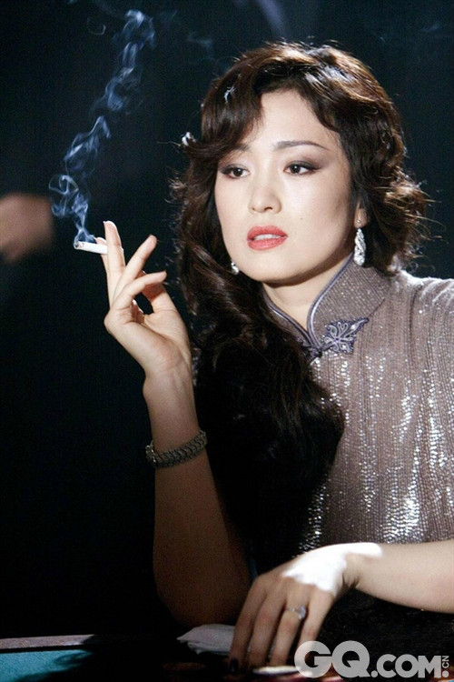 08年，巩俐还在中美合拍片《谍海风云》中出演黑帮老大夫人，一身打扮颇具旧上海风情。