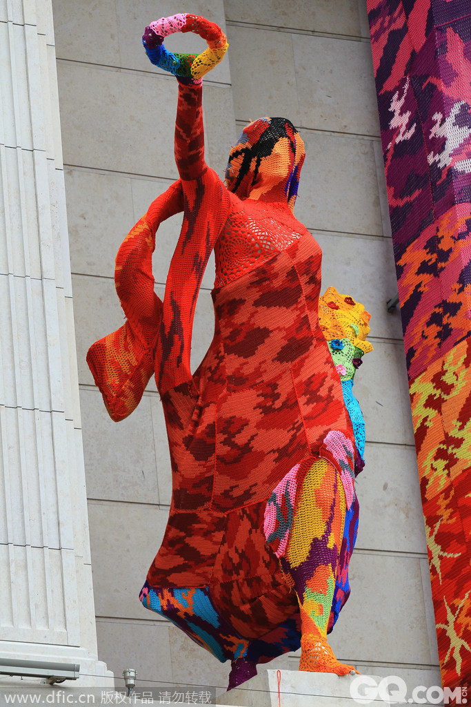 俄罗斯圣彼得堡，纽约艺术家Agata Olek的作品，一雕塑遭毛线包裹。  