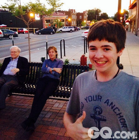 在美国内布拉斯加州（Nebraska）的奥哈马市（Omaha），一男孩迅速按下快门，拍下了与正坐在长凳上的前披头士成员保罗•麦卡特尼（Paul McCartney）及商业巨亨沃伦•巴菲特（Warren Buffett）的自拍合影。