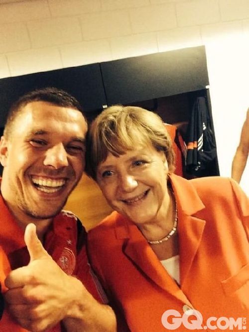 世界杯足球赛每四年举行一次，所以自然而然，在德国队击败葡萄牙队赢得2014世界杯冠军时，作为球迷的德国总理安格拉•默克尔（Angela Merkel）与球队前锋卢卡斯•波多尔斯基（Lukas Podolski）自拍纪念胜利。