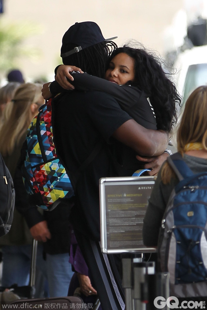 8.	NBA球星肯尼斯-法里埃德准备乘飞机离开美国，在机场他给为他送行的神秘女性一个亲密的拥抱