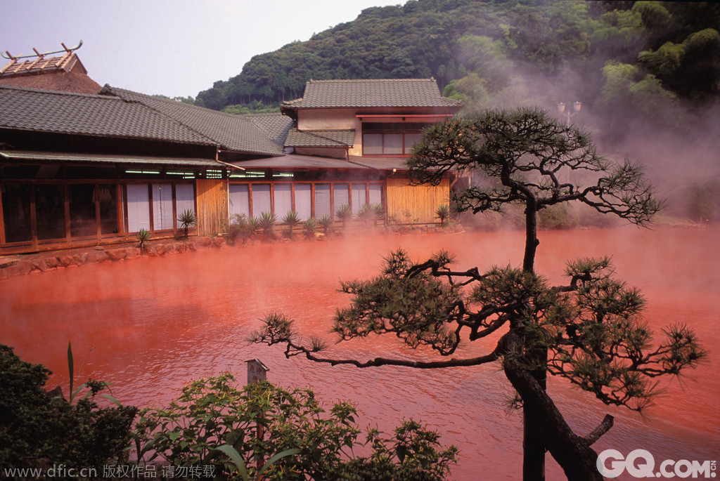 日本血池温泉血池温泉(Blood Pond Hot Spring)是日本别府知名的“地狱” (日本语为jigoku，指十八层地狱)温泉，其壮观的景象使得慕名前来的人们驻足欣赏，忘记此处乃是洗浴场所，从图上不难发现它的奇特之处，那就是泛着血红色的泉水，好似想象中地狱的景象，而这种红色全得益于水体中富含的铁元素，血池地狱早在8世纪就以“赤汤泉”闻名。
