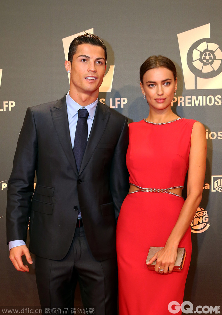 当地时间2014年10月27日，西班牙马德里，C罗携女友伊莲娜现身西甲上赛季各项最佳的颁奖仪式。