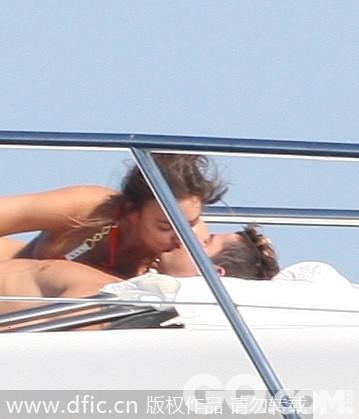 当地时间2012年7月3日，法国圣爵菲斯，C罗与女友伊莲娜在游艇上缠绵。 