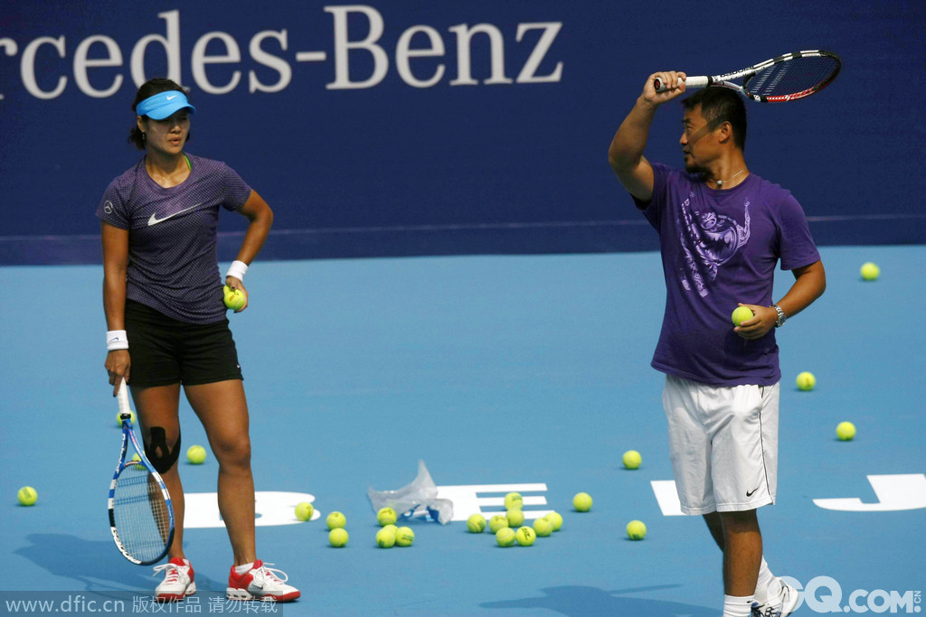 2011年9月25日，北京，李娜来到国家网球中心训练备战中网，老公姜山全程陪练。  