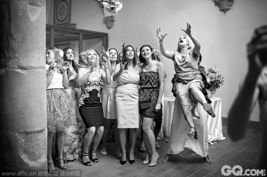 意大利佛罗伦斯，滑稽类一等奖，这一系列照片是被选出来的去年全球最漂亮的婚礼照片。国际专业婚礼摄影师协会（ISPWP）授予20多类别的奖项。