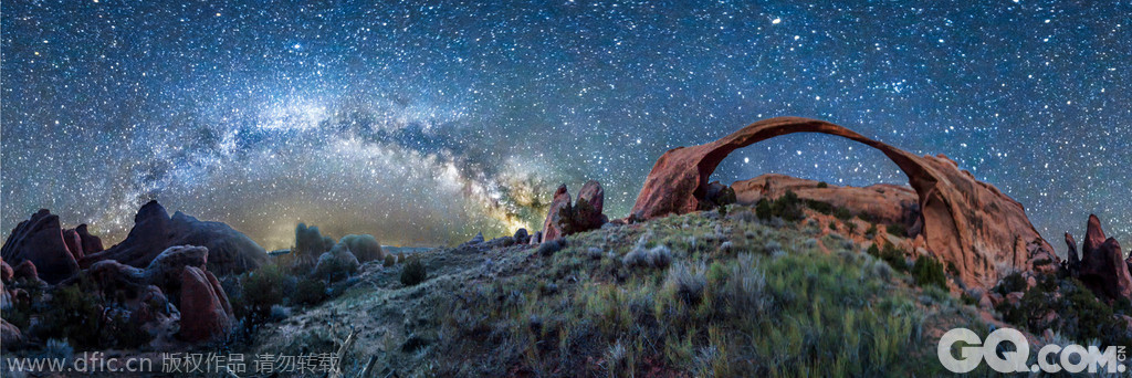 摄影师Vincent Bradys为模仿著名画家梵高的名作《星夜》，他走遍了全美，拍摄了一组主打漩涡状的星迹和强烈色彩对比的“星空全景图”。