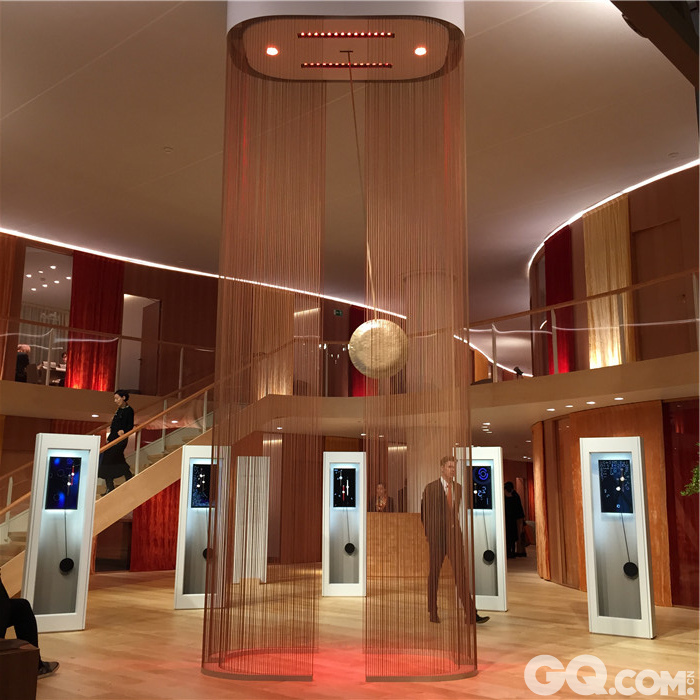 爱马仕展厅依然以木质建材为主，建起了巨大的“木兰”效果。而今年最抢镜的还是展厅中央设置的这款巨型钟摆的摆陀，你看出它到底是运用什么原理制成的了吗？