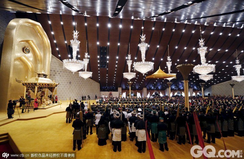 这是举办婚礼的大堂，各仪仗队和各国政要权贵都出席了。