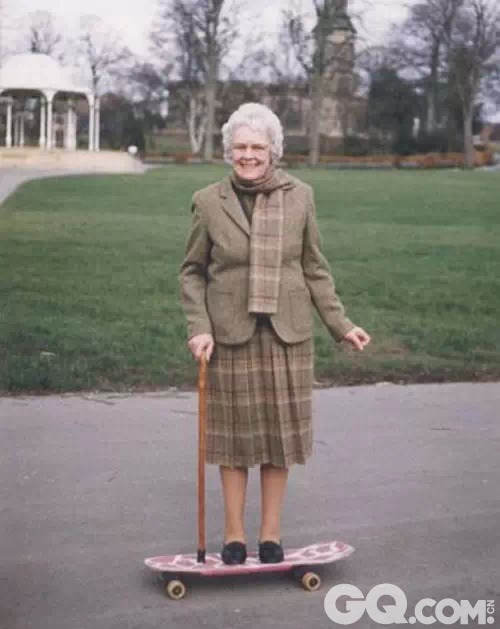 最后说一句：这位老太太，滑板有风险，摆拍需谨慎！