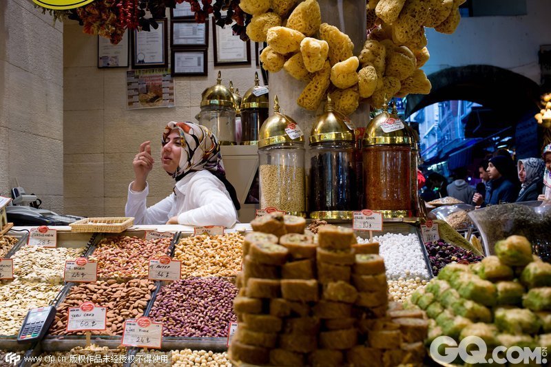 必去理由：作为伊斯坦布尔的第二大集市，完全贡献给了各种香料，因为土耳其食品喜欢用浓重的风味。色彩缤纷的各种辣椒粉堆成为一道独特的风景，配上极佳的香味更让人难忘。
