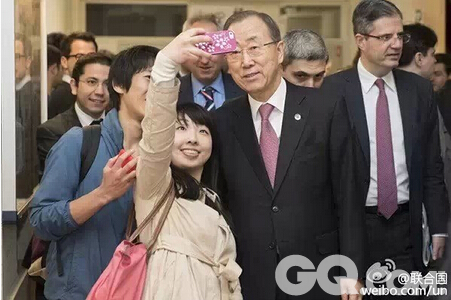 再来一些无国界重要人物——联合国微博发布的秘书长潘基文自拍照。