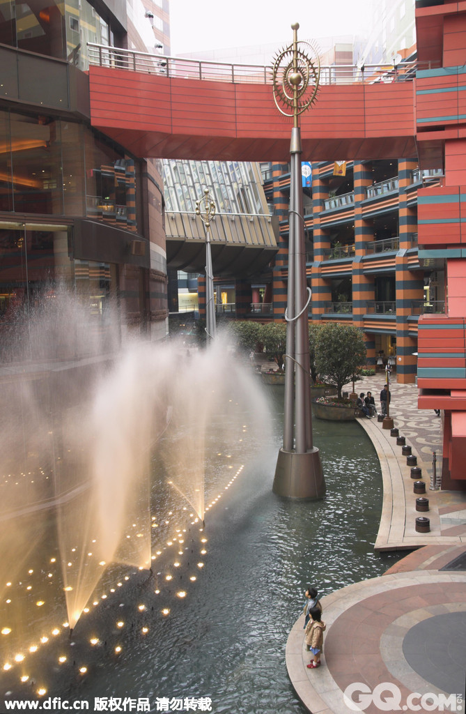博多运河城位于福冈市博多区，以〝都市剧场〞为概念，結合商场、电影院、剧场、游乐场、酒店、展览场地及写字楼等，是个包含多样商业型态的複合設施。博多运河城周围有大片绿地，全长180米的运河由运河城中央流过，两侧的建筑也设计成如河流蜿蜒的姿态，此外还有喷泉表演，景观丰富。
