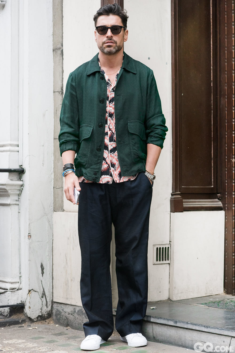 Alex
Sunglasses: Paul Smith
Jacket: Dries van Noten
Shirt: Marc Jacobs
	Trousers: Dries van Noten
	Shoes: Nike

Inspiration: Pajama 
（睡衣）