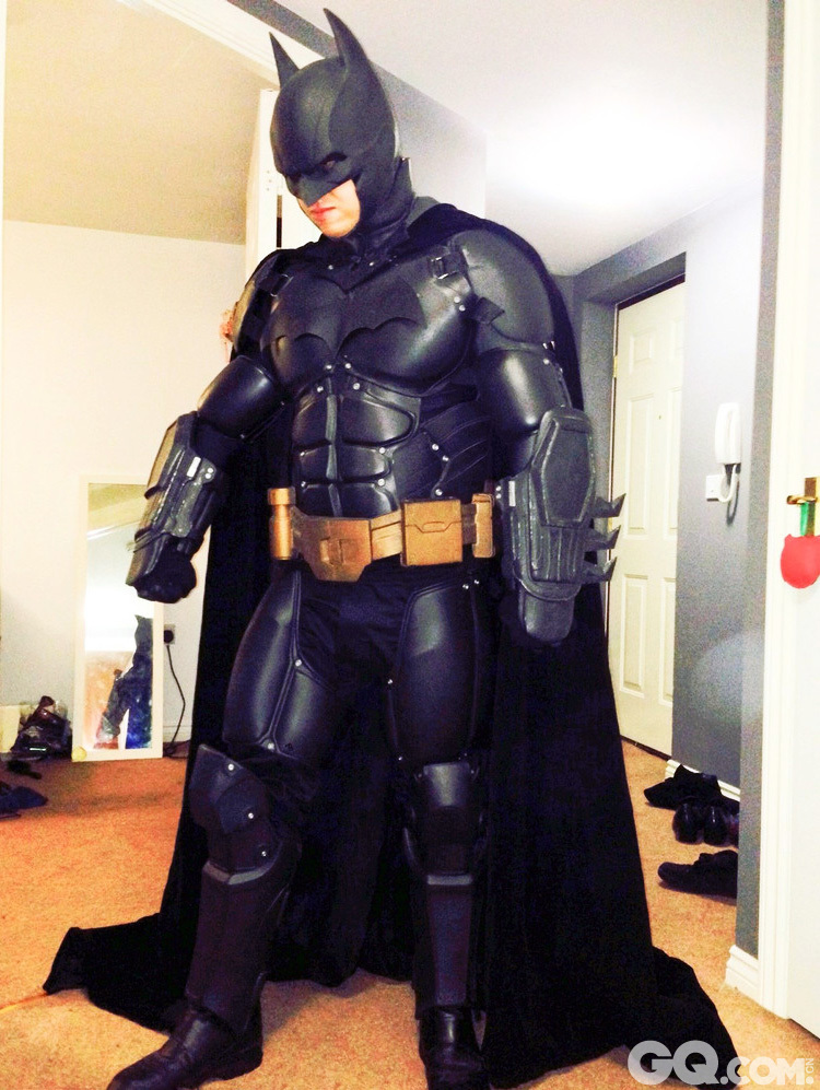 今年1月12日报道，一名极富创造力的设计师用3D打印机打造了一整套蝙蝠侠套装。该套装对细节的要求极高，这名蝙蝠侠迷耗费多年才得以完成。 