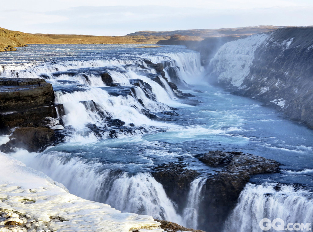黄金瀑布位于冰岛首都雷克雅未克以东北125公里外，宽2500米，高70米，为冰岛最大的断层峡谷瀑布，塔河在这里形成上、下两道瀑布，下方河道变窄成激流，是冰岛人最喜爱的瀑布，也是欧洲著名的瀑布之一。   
