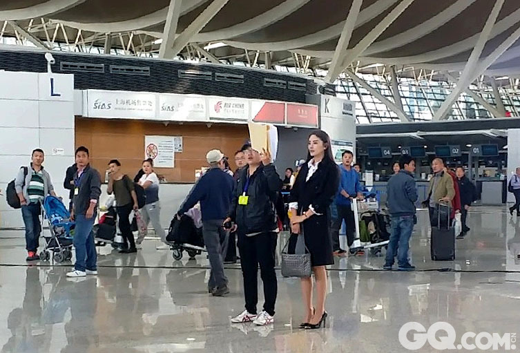 《情敌蜜月》剧组在韩国取景后，又飞到上海继续拍摄。2014年12月12日，霍建华与张雨绮现身浦东国际机场演对手戏，机场有众多乘客围观。