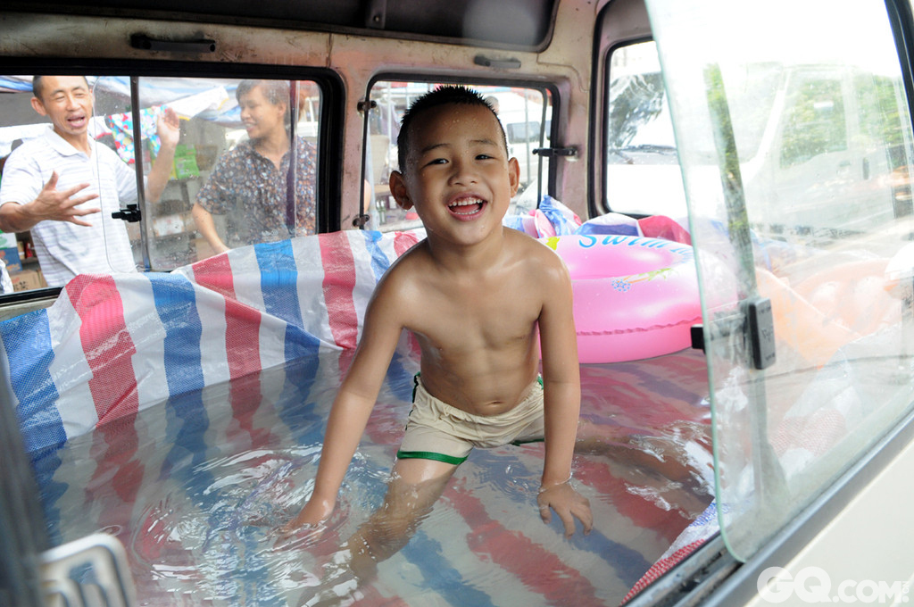 瞿溪6岁小男孩周宇航拥有一个由七座面包车改造的私家泳池。周爸爸灵机一动，把自家的七座面包车的座位拆掉，铺上塑料布改装成了私人泳池。   
