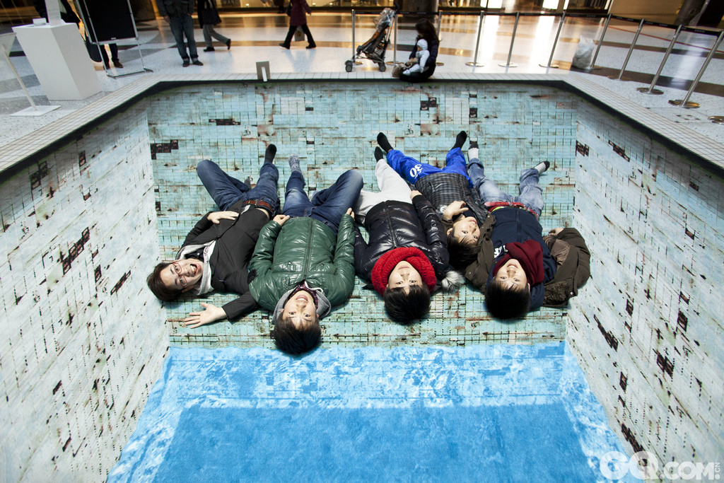 荷兰艺术家Jeroen Bisscheroux所创作的大型地毯式立体画《失色的泳池》在日本大板的一家商场内展出。   
