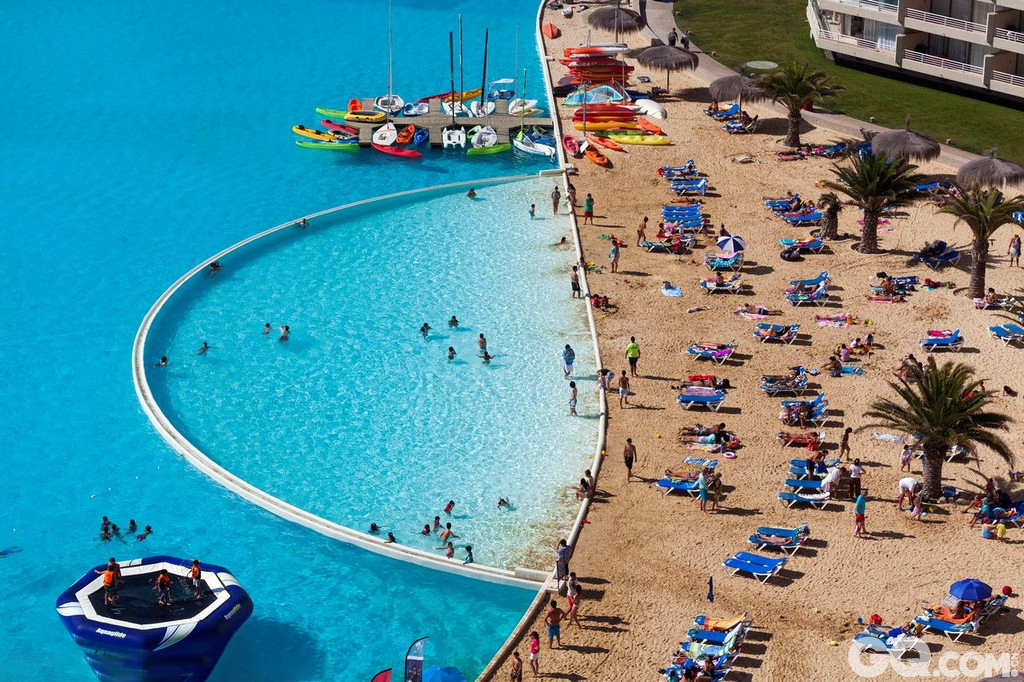 在智利南部海滨城市Algarrobo，有一个号称世界最大的游泳池，位于当地著名的旅游景点San Alfonso del Mar。这个游泳池是个巨大的人工泻湖，长1013米，总面积达8公顷，已被载入吉尼斯世界纪录。游泳池可容纳250000立方米的水，相当于6000个标准的家用泳池，游客甚至可以在里面泛舟。游泳池不仅大，用水也很有特色，因为和大海相邻，所以使用的是自然流通的海水，但却能比海水温暖9摄氏度，夏天的时候温度可保持在26摄氏度，人们置身其中会感觉非常舒适，另外清澈蔚蓝的池水能见度达35米，让人心旷神怡。