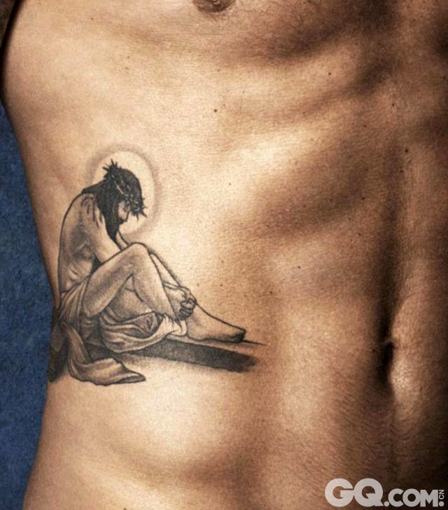 2009年，为了几年他去世的祖父乔·韦斯特，小贝在腰部纹了一个耶稣受难图。这个图案取材于天主教艺术家布鲁克斯的名画，描绘了耶稣复活之路上的形象。在这一文身上方，还有一段基督教的文字。
