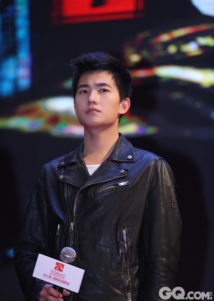2013年2月，杨洋穿着黑色皮夹克出席电视剧《少年四大名捕》发布会。
