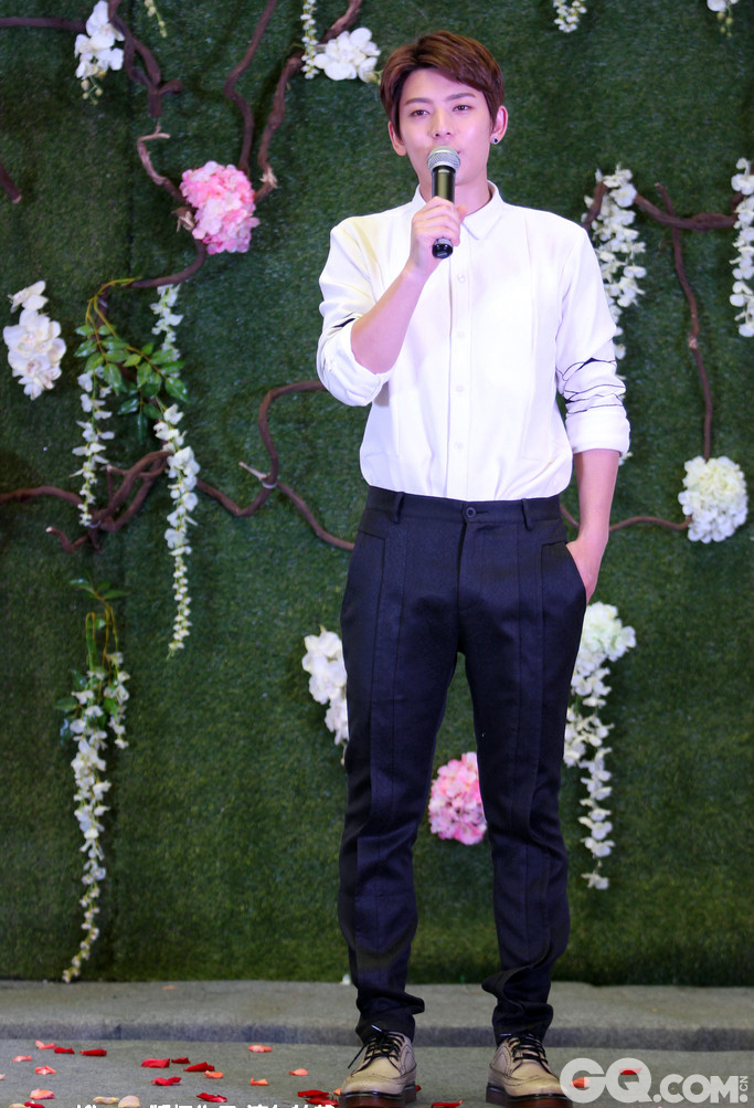 2015年4月，陈翔携第三张个人专辑《破茧而声》空降武汉汉街万达广场，现场为新专辑进行签唱，数千歌迷为其呐喊助阵。花美男的大长腿让女粉丝们垂涎三尺。
