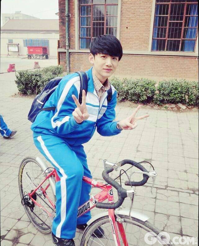 2014年，白敬亭在微博上上传网剧《匆匆那年》现场骑单车的照片。