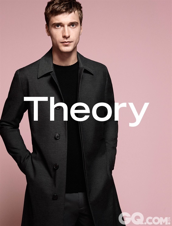 Theory2015秋冬全新男装系列将Theory所著称的现代摩登风格进行了一次完美的全新演绎，功能性与让人过目难忘的廓形完美融合，契合都市男性每一天的穿着需求.