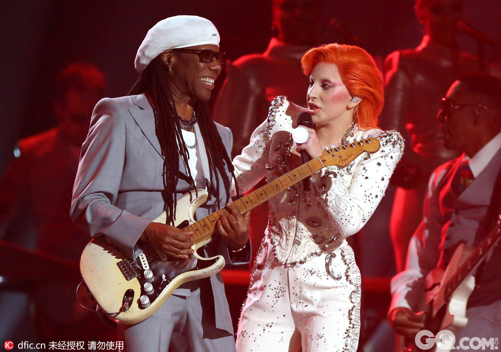 Lady Gaga在舞台上演唱了一系列大卫鲍伊的歌曲，来致敬这位传奇的摇滚变色龙。
