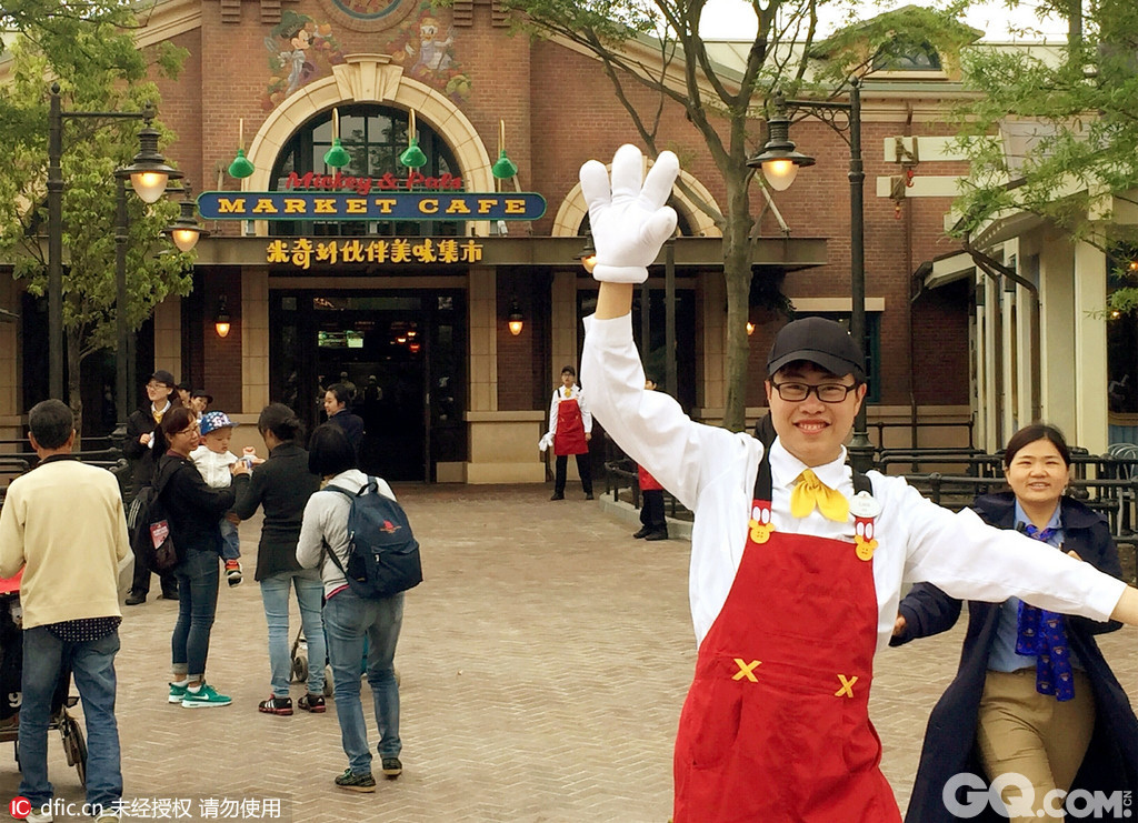 迪士尼上海给员工不少住房和餐饮的.员工可以低价住宿舍.