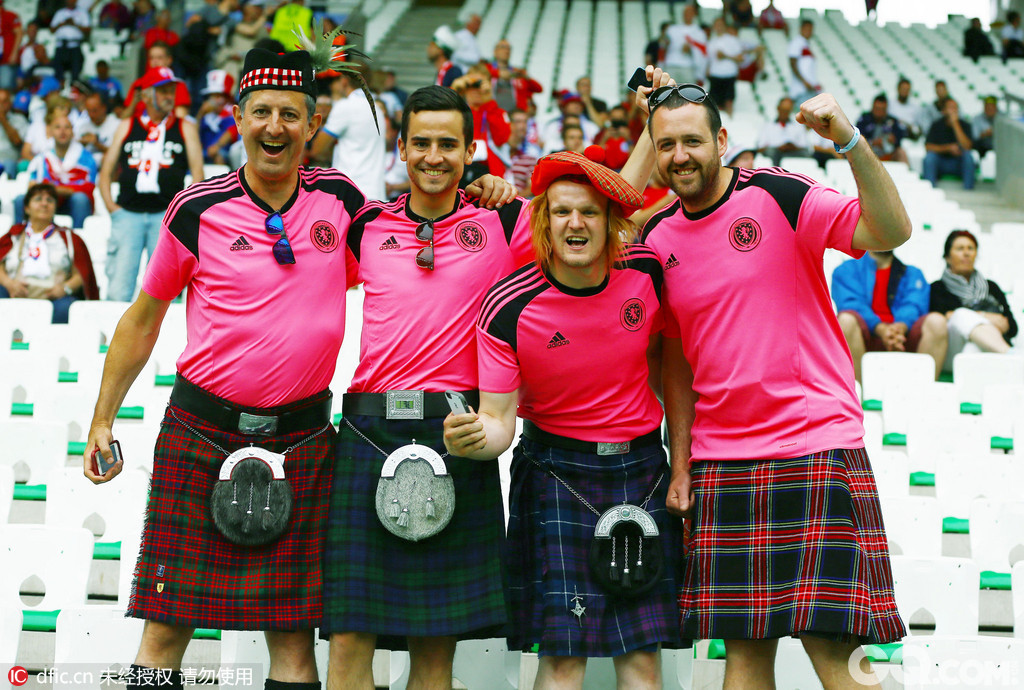2016法国欧洲杯小组赛B组，苏格兰对斯洛伐克时，身着苏格兰短裙的苏格兰球迷们。
