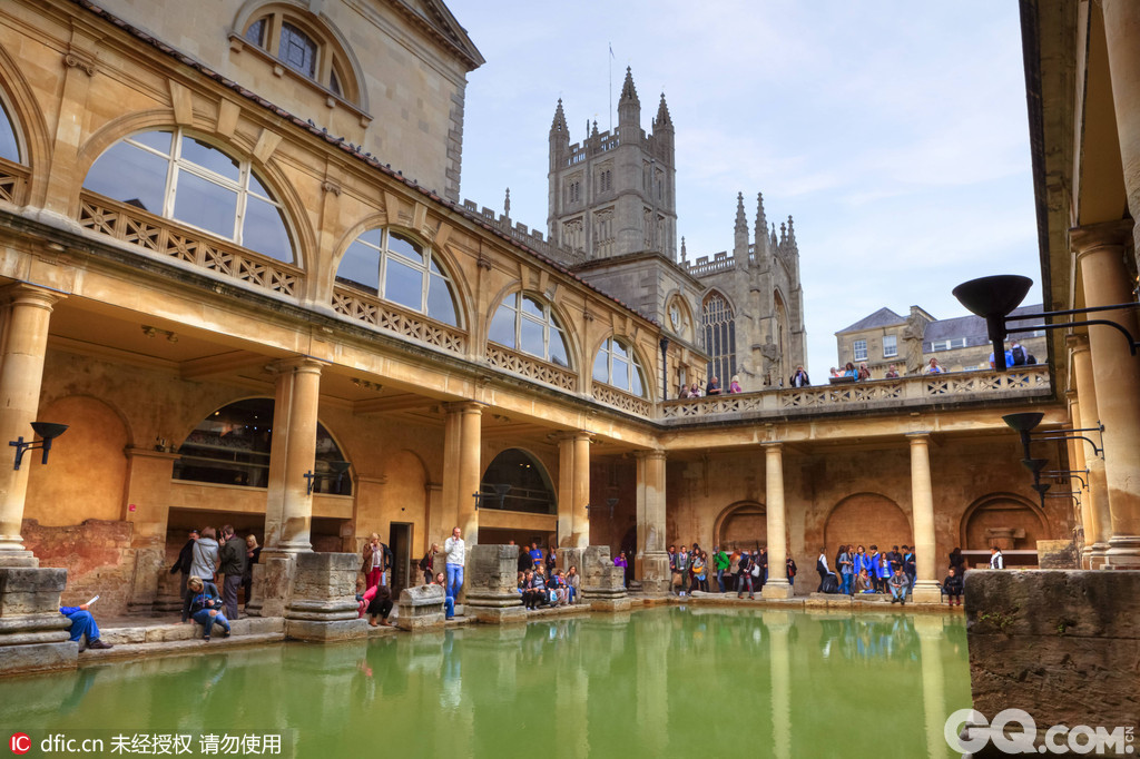 巴斯小镇
巴斯位于英格兰西南部，被誉为“英格兰最美”的城市，是联合国文化遗产城市。巴斯是英国唯一有温泉的地方，被联合国文教组织评为世界三大古迹之一。现在，在巴斯几乎所有的宾馆内都有罗马式的温泉浴。而著名的国王浴池（12世纪时在圣泉的原址上建造的可游泳的浴池）和罗马浴池则仅供游人流连欣赏，不允许入浴。这些温泉发源于地下3000米左右，水温终年保持46℃，泉水中富含43种矿物质，适合度假疗养。  
