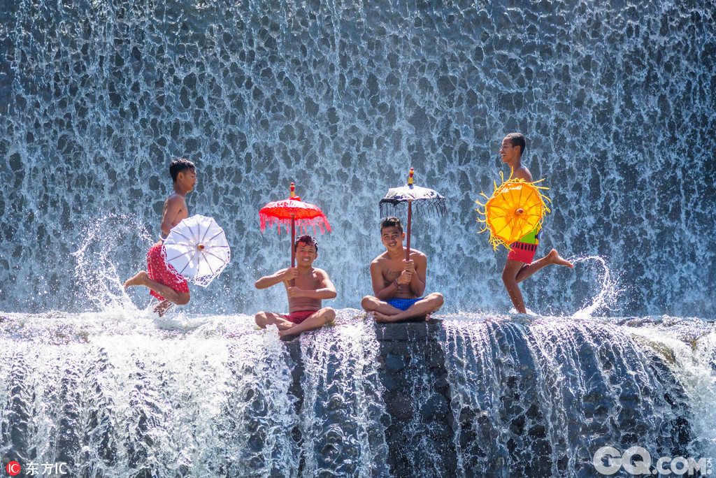 摄影师拍巴厘岛少年瀑布上戏水 花式冲澡不要太爽